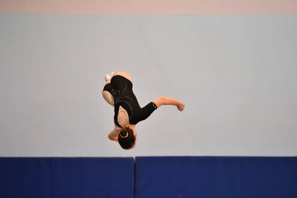 Orenburg, Rusland - 27 januar 2017: Piger konkurrerer om at hoppe på Double mnni-trampolin - Stock-foto