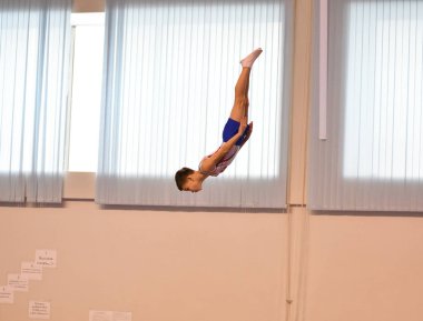 Orenburg, Rusya Federasyonu - 28 Ocak 2017: Boys trambolin üzerinde atlama rekabet