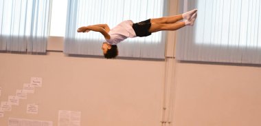 Orenburg, Rusya Federasyonu - 28 Ocak 2017: Boys trambolin üzerinde atlama rekabet