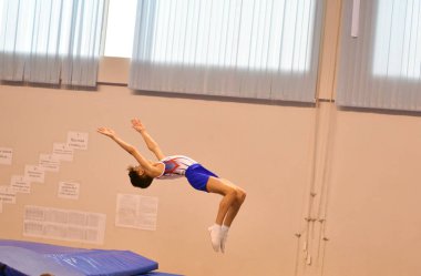 Orenburg, Rusya Federasyonu - 28 Ocak 2017: Boys trambolin üzerinde atlama rekabet