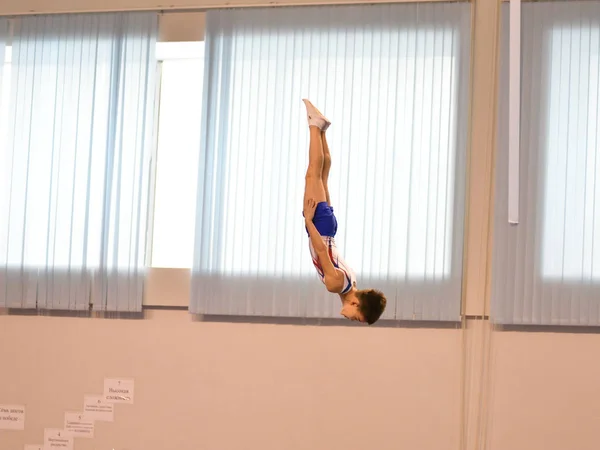 Orenburg, Rusia - 28 de enero de 2017: Los chicos compiten en saltar en el trampolín —  Fotos de Stock