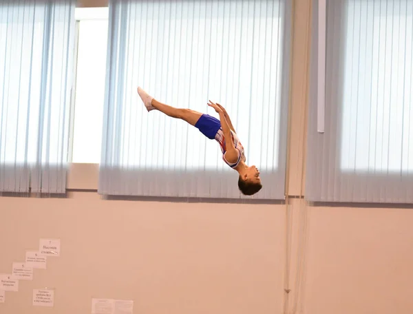 Orenburg, Russia - January 28, 2017: The boys compete in jumping on the trampoline — Stock Photo, Image