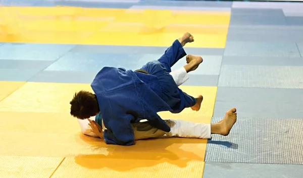 Jungen messen sich im Judo — Stockfoto