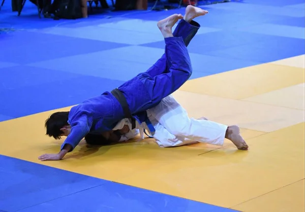 Chicos compiten en Judo — Foto de Stock