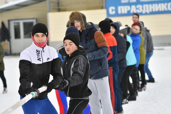 Orenburg, Rússia - 26 de janeiro de 2017 ano: Estudantes competem no rebocador de guerra — Fotografia de Stock