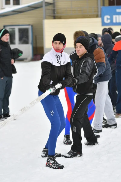 Orenburg, Rusya Federasyonu - 26 Ocak 2017 yıl: öğrenciler rekabet içinde halat çekme — Stok fotoğraf