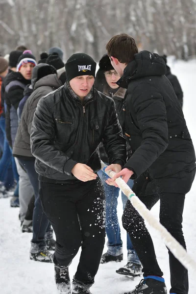 Orenburg, Russia - 26 gennaio 2017 anno: gli studenti gareggiano nel tiro alla fune — Foto Stock