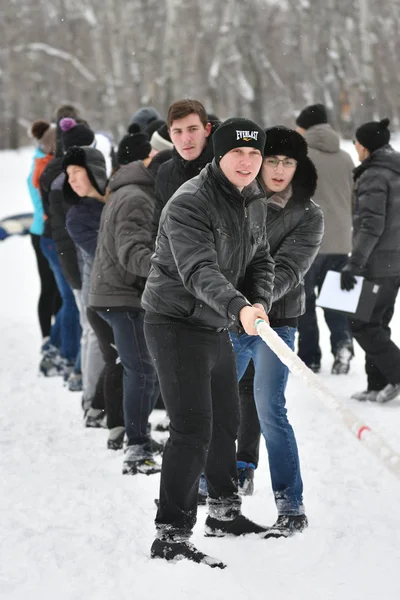 Orenburg, Russia - 26 gennaio 2017 anno: gli studenti gareggiano nel tiro alla fune — Foto Stock