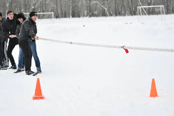 Orenburg, Federacja Rosyjska - 26 stycznia 2017 roku: studenci współzawodniczyć w zawody w przeciąganiu liny — Zdjęcie stockowe