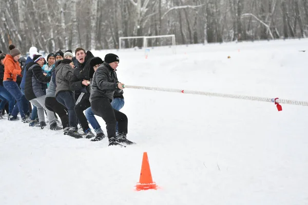 Orenburg, Rússia - 26 de janeiro de 2017 ano: Estudantes competem no rebocador de guerra — Fotografia de Stock