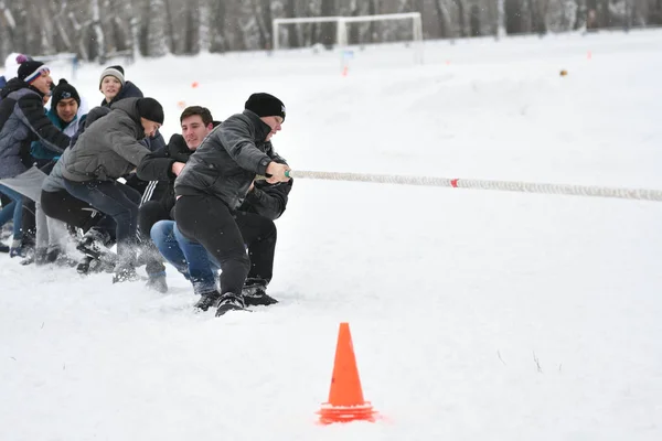 Orenburg, Russia - January 26, 2017 year: Students compete in the tug-of-war — Stock Photo, Image