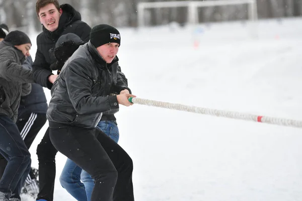 Orenburg, Russia - 26 gennaio 2017 anno: gli studenti gareggiano nel tiro alla fune — Foto Stock