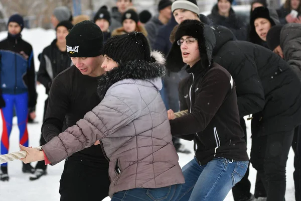 Orenburg, Russia - 26 gennaio 2017 anno: gli studenti gareggiano nel tiro alla fune — Foto Stock
