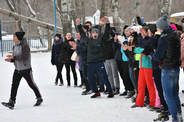 Orenburg, russland - 26. januar 2017 jahr: studenten wetteifern im tauziehen — Stockfoto