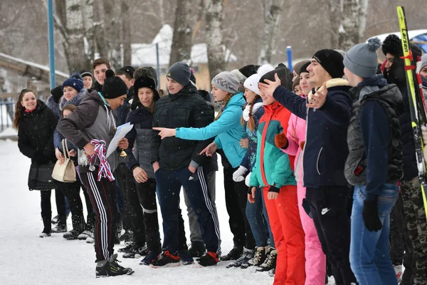 Orenburg, Russia - 26 gennaio 2017 anno: gli studenti gareggiano nel tiro alla fune — Foto Stock