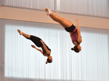 Orenburg, Rusya 4 Aralık 2016: Zaman uyumlu bir trambolin üzerinde atlama kız rekabet
