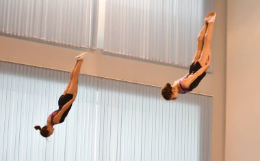 Orenburg, Rusya 4 Aralık 2016: Zaman uyumlu bir trambolin üzerinde atlama kız rekabet