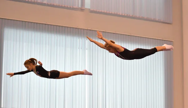 Orenburg, russland 4.12.2016: Mädchen messen sich im Synchronspringen auf dem Trampolin — Stockfoto