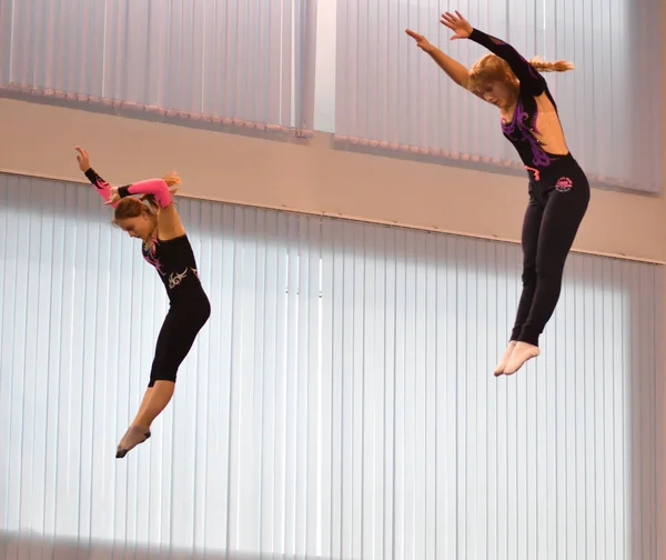 Оренбург, Россия 4 декабря 2016 года: Девушки соревнуются в синхронном прыжке на батуте — стоковое фото