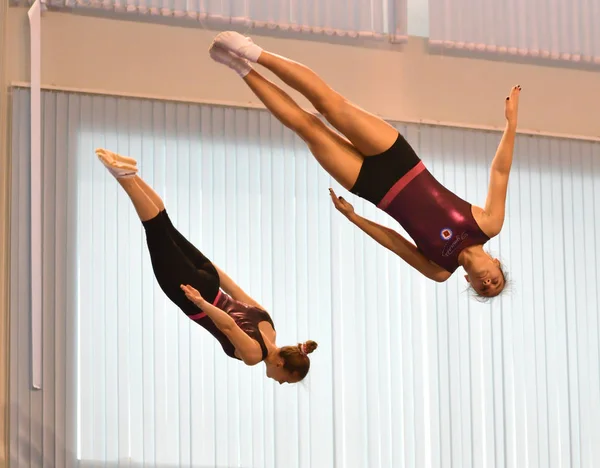 Orenburg, Rússia 4 de dezembro de 2016: Meninas competem em saltos síncronos em um trampolim — Fotografia de Stock