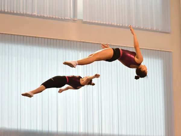 Orenburg, russland 4.12.2016: Mädchen messen sich im Synchronspringen auf dem Trampolin — Stockfoto