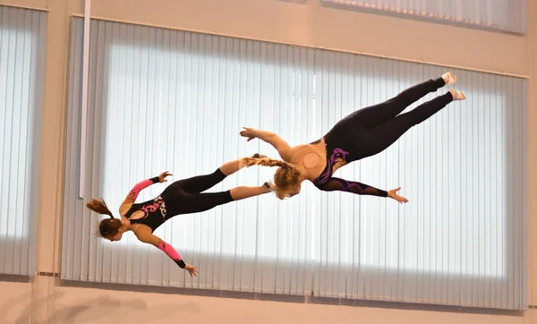奥伦堡，俄罗斯 2016 年 12 月 4 日︰ 女孩竞争中同步跳上蹦床 — 图库照片