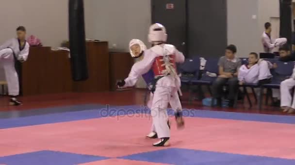 Orenburg, Rusland - 27 maart 2016: de jongens concurreren in taekwondo — Stockvideo