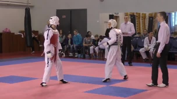 Orenburg, Rusland - 27 maart 2016: de jongens concurreren in taekwondo — Stockvideo