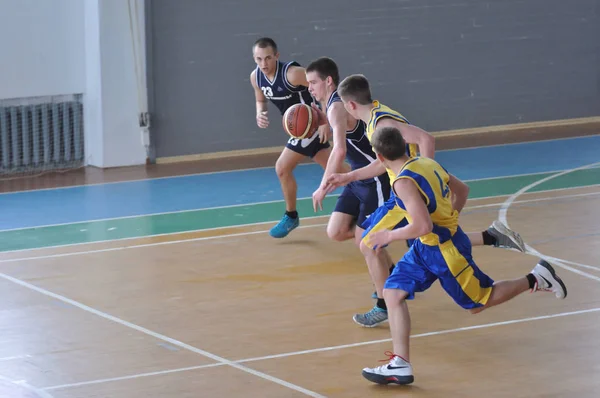 Orenburg, Russia - 15 May 2015: Boys play basketball — Stock Photo, Image