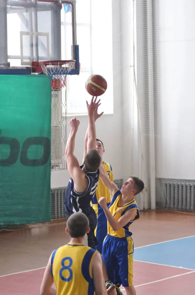 Orenburg, Russia - 15 May 2015: Boys play basketball — Stock Photo, Image