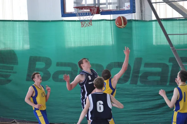 Orenburg, Russia - 15 May 2015: Boys play basketball — Stock Photo, Image