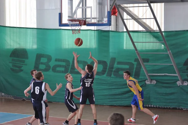 Оренбург, Россия - 15 мая 2015: Мальчики играют в баскетбол — стоковое фото