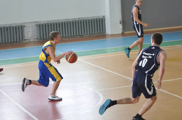 Orenburg, Russia - 15 May 2015: Boys play basketball — Stock Photo, Image