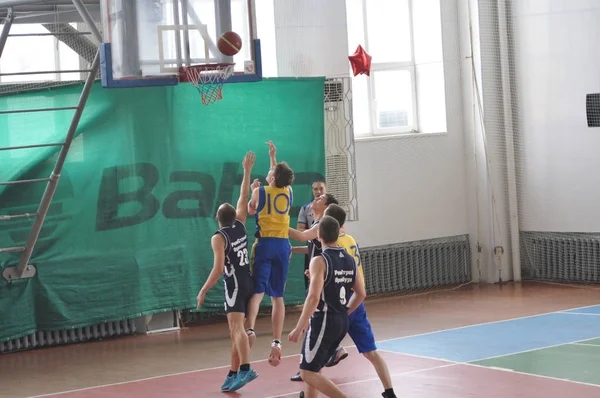 Orenburg, Russia - 15 maggio 2015: I ragazzi giocano a basket — Foto Stock