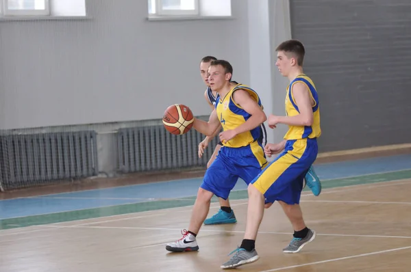 Orenburg, Rusia - 15 de mayo de 2015: Los niños juegan al baloncesto — Foto de Stock