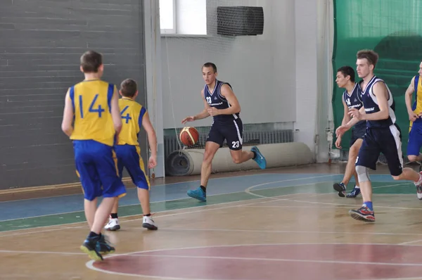 Orenburg, Russie - 15 mai 2015 : Les garçons jouent au basketball — Photo