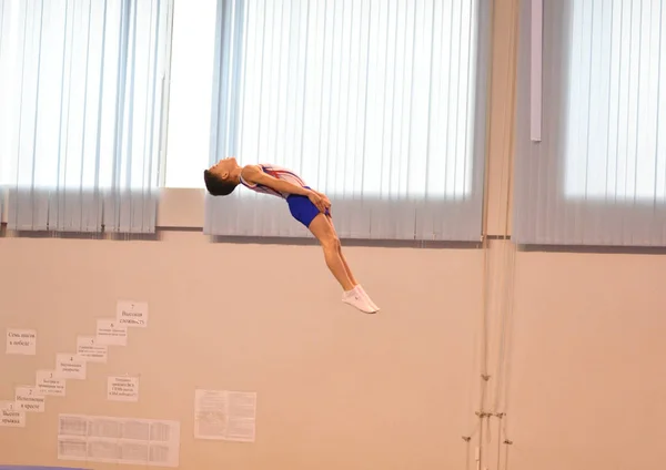 Orenburg, Rusko - 28. ledna 2017: Chlapce soutěžit ve skákání na trampolíně — Stock fotografie