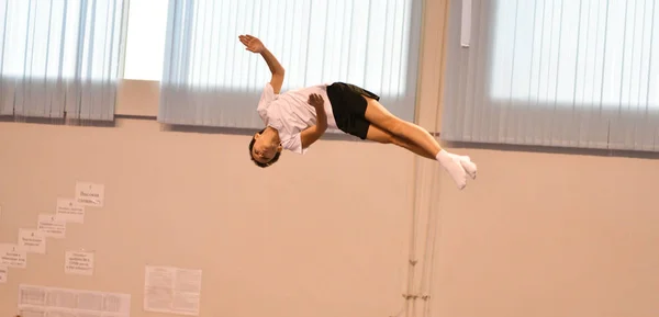 Orenburg, Rusia - 28 de enero de 2017: Los chicos compiten en saltar en el trampolín — Foto de Stock