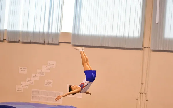 오렌부르크, 러시아-1 월 28 일, 2017: 소년 트램 폴 린에 점프에서 경쟁 — 스톡 사진