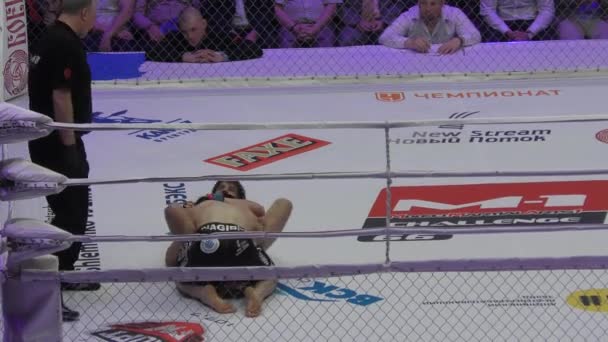 Orenburg, Rusland - 27 mei 2016: de strijders concurreren in mixed martial arts — Stockvideo