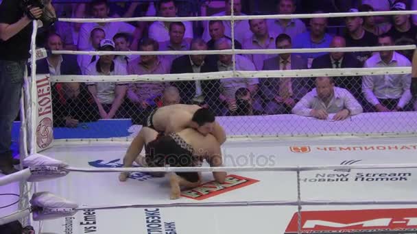 Orenburg, Rusland - 27 mei 2016: de strijders concurreren in mixed martial arts — Stockvideo