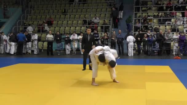 Orenburg, russland - 5. februar 2016: jungs messen sich im judo — Stockvideo