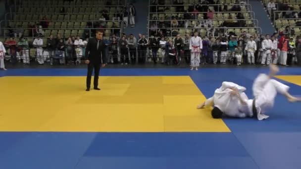 Orenburg, Rusland - 5 februari 2016: jongens concurreren in judo — Stockvideo