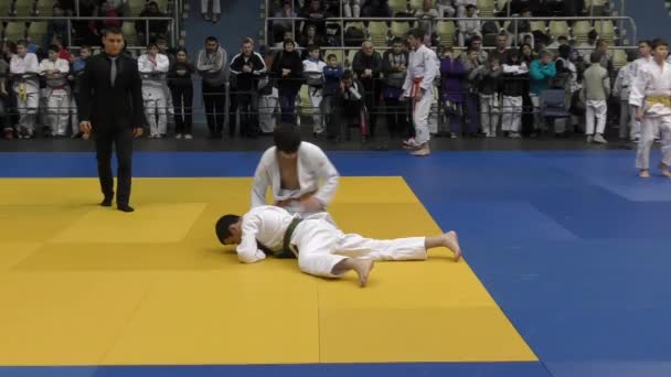 Orenburg, Rosja - 5 lutego 2016: chłopcy konkurować w judo — Wideo stockowe