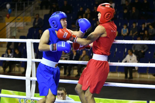 Orenburg, Rússia - 21 de janeiro de 2017 ano: Meninos boxeadores competem — Fotografia de Stock