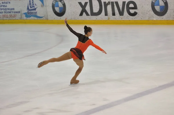 オレンブルク, ロシア連邦 - 26.03.2016: 女の子フィギュア スケート選手 — ストック写真