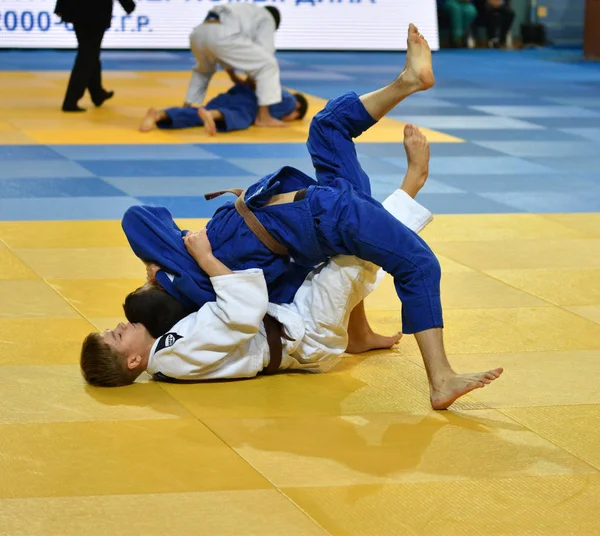 Orenburg, Rusland - 21 oktober 2016: jongens concurreren in Judo — Stockfoto
