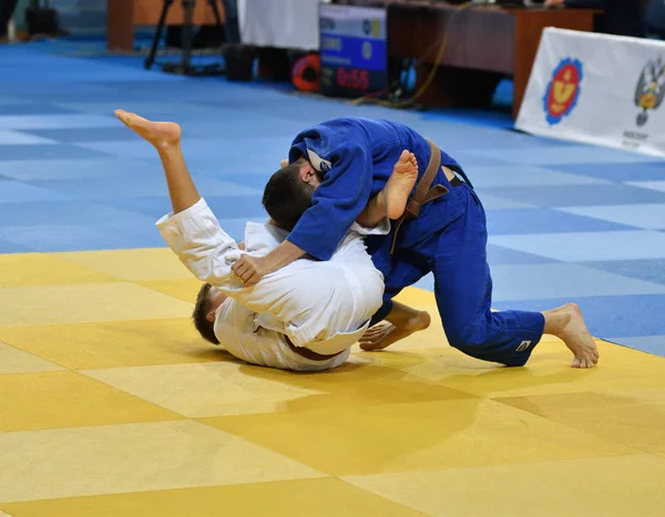 Orenburg, Venäjä - 21. lokakuuta 2016: Pojat kilpailevat Judossa — kuvapankkivalokuva