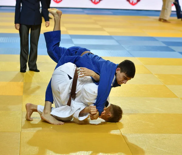 Orenburg, Rusia - 21 de octubre de 2016: Los niños compiten en Judo — Foto de Stock