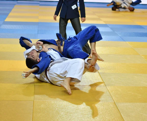 Orenburg, Rusia - 21 de octubre de 2016: Los niños compiten en Judo — Foto de Stock